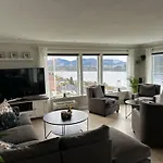 House With Oceanview, 4 Bedrooms, Close To Bergen * Alversund